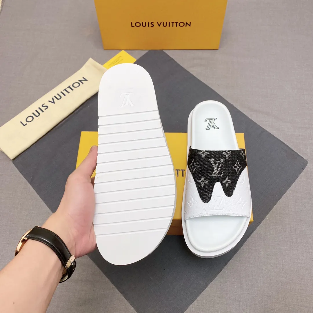 P300 🔍Top purchasing agent LV men's spring and summer slippers counter synchronization. The uppers are made of cowhide fabric imported from Italy, with logo graphics and high-quality craftsmanship. The soles are: original soles specially provided by the original factory. Exclusive molded soles are super comfortable. Original factory follow-up orders. 🔍🔍High quality. You can enter and leave the counter at will. Welcome to compare. Code number 38-45 No. 058